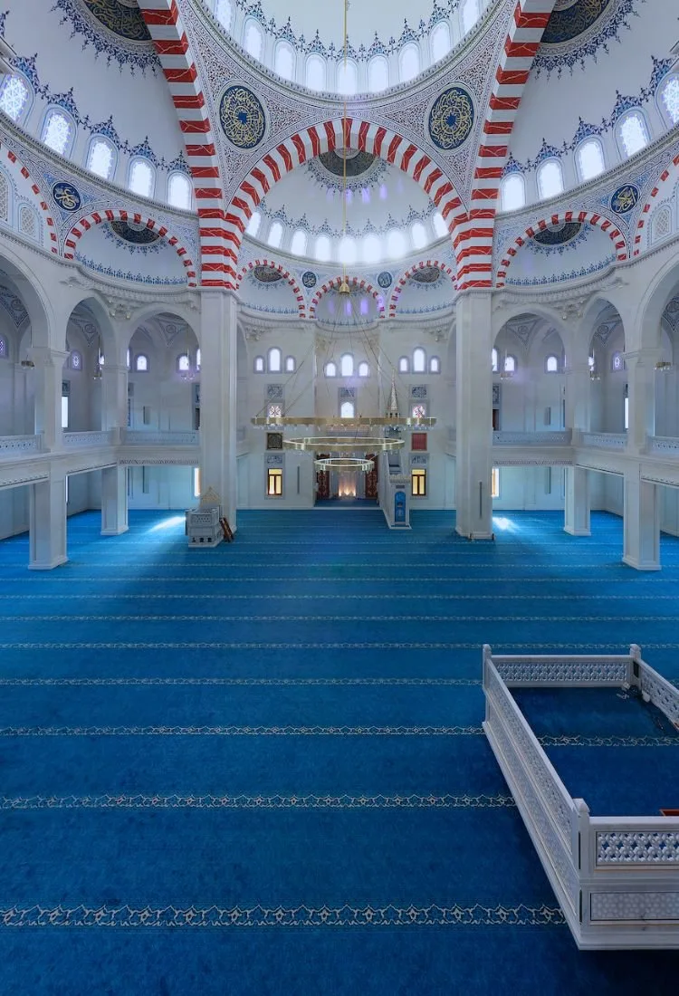 İzmir Bilal Saygılı Camii ve Külliyesi’nde mavi yün cami halısı uygulaması
