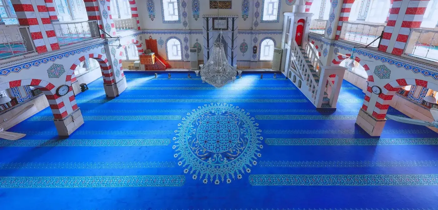 Gülseven yün cami halısıyla döşenmiş cami iç mekânı