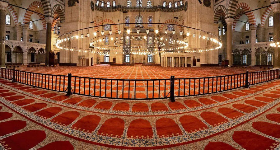 Seccadeli cami halısı desenli geniş ibadet alanı